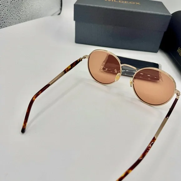 NWT Wildfox Dakota Deluxe Sunglasses Classic Round Gold NEW with case and cloth